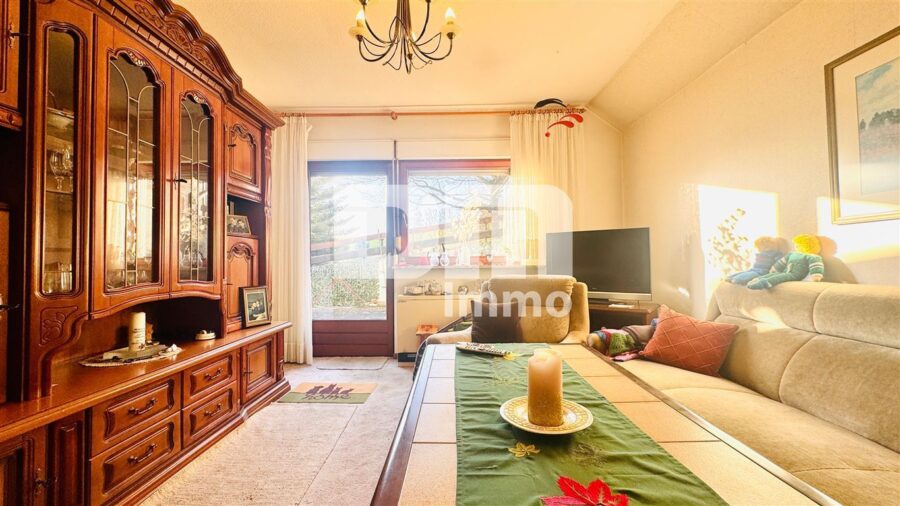 Ein-bis Zweifamilienhaus mit Anbauten auf 1.250 m² Traumgrundstück mit Panoramablick - Bestand EG Wohnzimmer / Zugang Terrasse